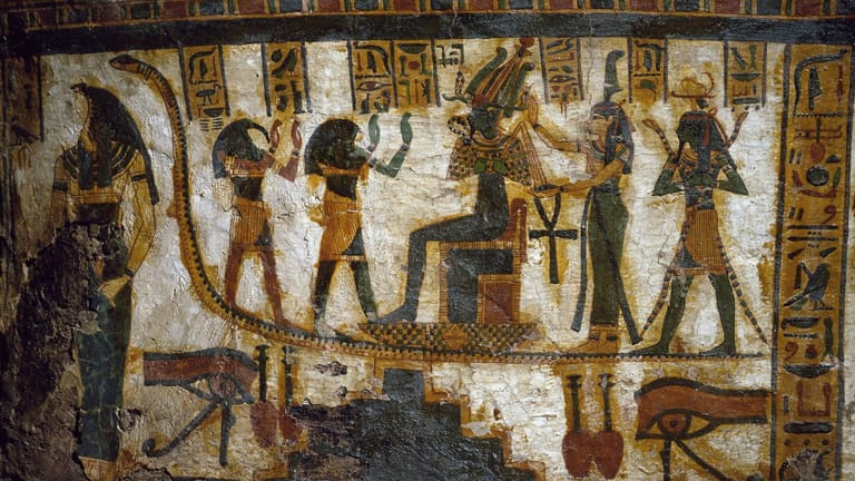 Dekoration eines früher in Ägypten gefundenen Sarkophags (Archivbild): Forscher haben 3.000 Jahre alte Gräber entdeckt.