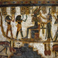 Dekoration eines früher in Ägypten gefundenen Sarkophags (Archivbild): Forscher haben 3.000 Jahre alte Gräber entdeckt.