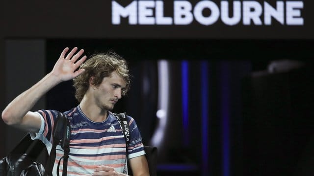 Mit sich selbst unzufrieden: Alexander Zverev winkt nach seiner Niederlage in Richtung Tribüne.