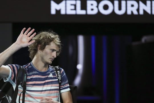 Mit sich selbst unzufrieden: Alexander Zverev winkt nach seiner Niederlage in Richtung Tribüne.