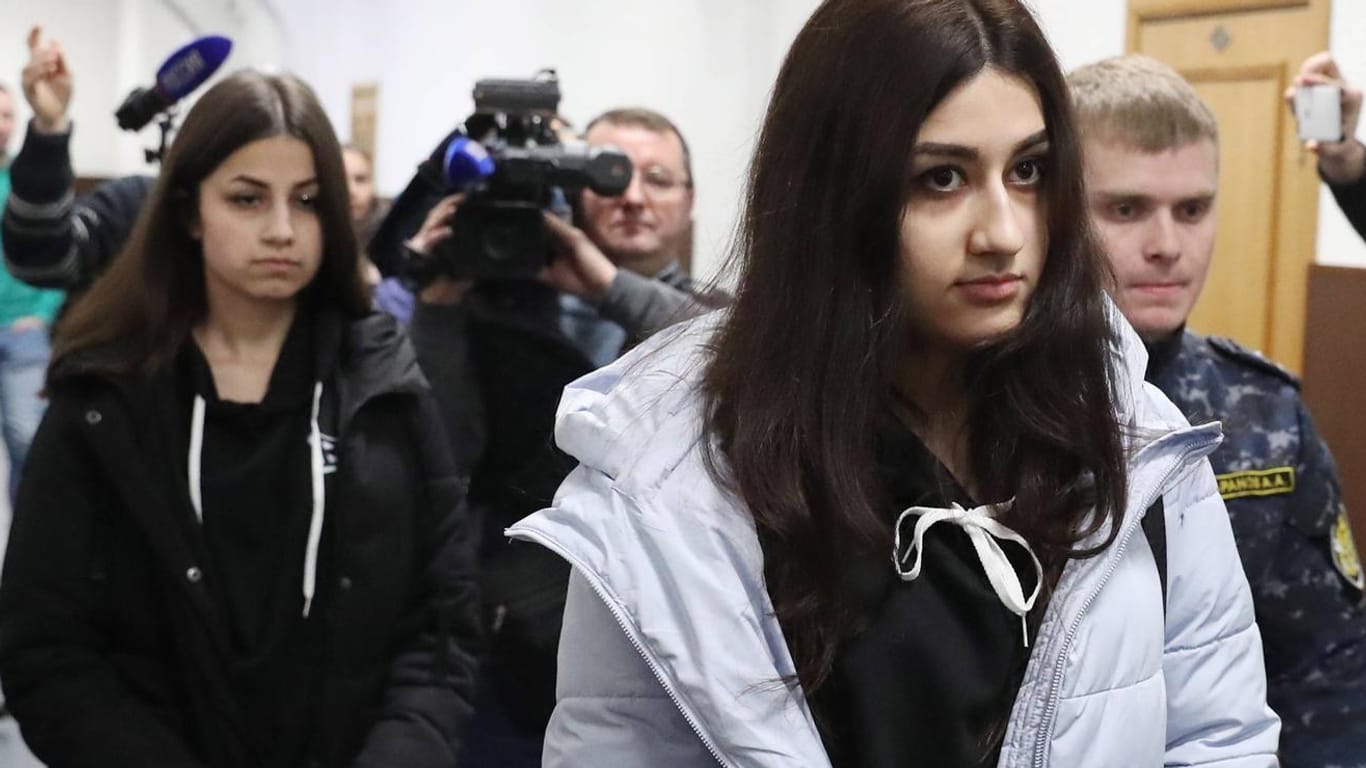 Krestina (l.) und Angelina Chatschaturjan: Die beiden jüngeren der drei Schwestern bei einem Gerichtstermin im Juli 2018.