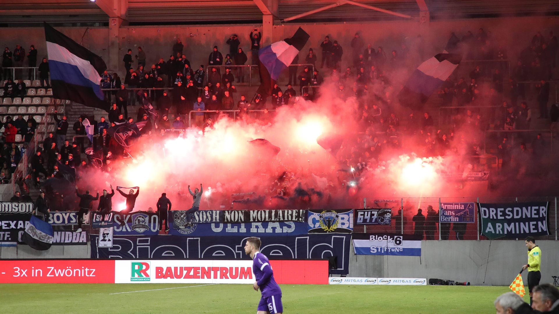 Im Auswärtsfanblock: Bielefelder Anhänger zündeten in Aue Pyrotechnik. Im Auswärtsfanblock: Bielefelder Anhänger zündeten in Aue Pyrotechnik.