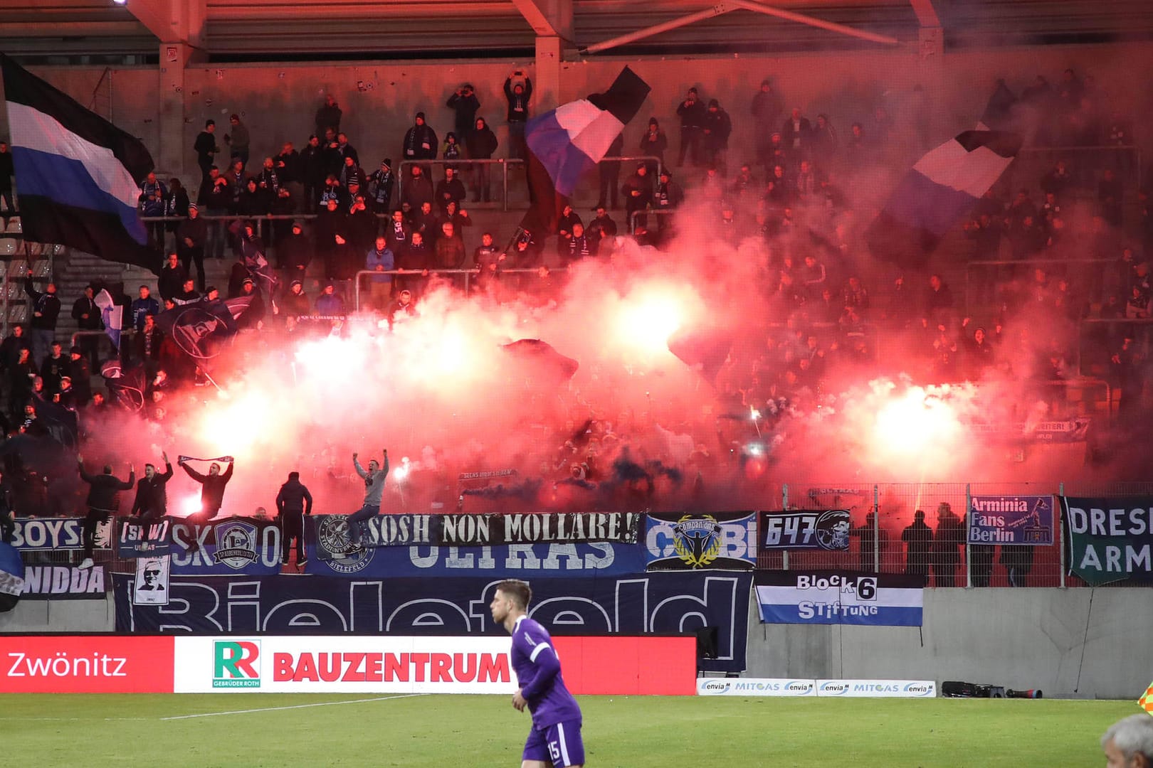 Im Auswärtsfanblock: Bielefelder Anhänger zündeten in Aue Pyrotechnik.