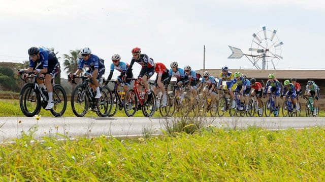 Das Fahrerfeld fährt geschlossen auf der Strecke bei der Mallorca Challenge.