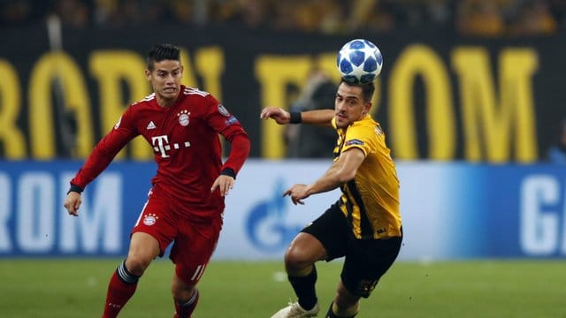 Vasileios Lampropoulos (r) in Aktion gegen James Rodriguez.