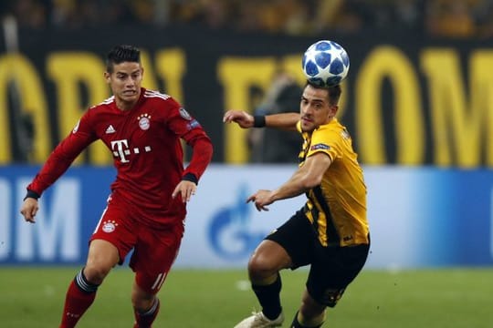 Vasileios Lampropoulos (r) in Aktion gegen James Rodriguez.