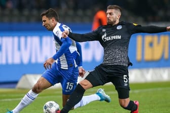 Berlins Marko Grujic (l) kämpft gegen Matija Nastasic von Schalke 04 um den Ball.