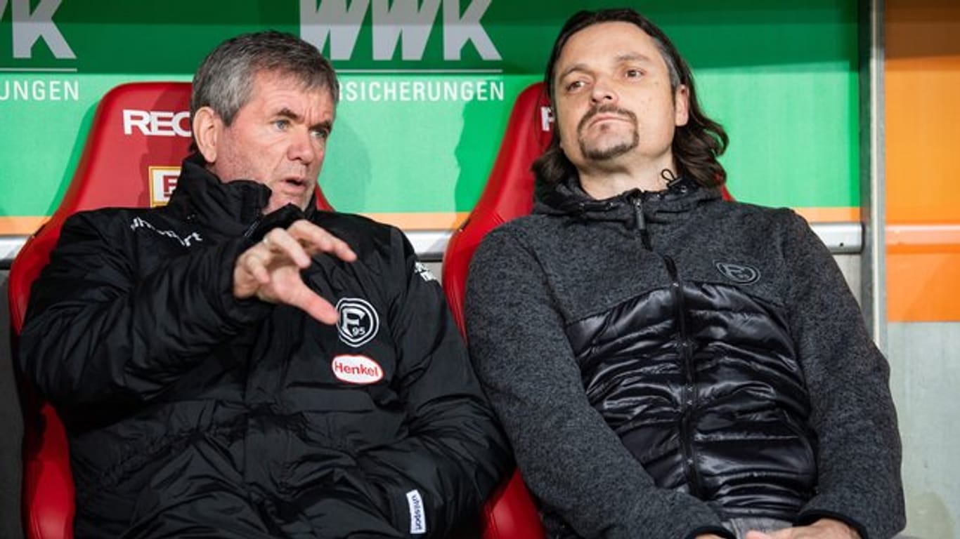 Fortuna Düsseldorfs Sportvorstand Lutz Pfannenstiel (r) im Gespräch mit Friedhelm Funkel.