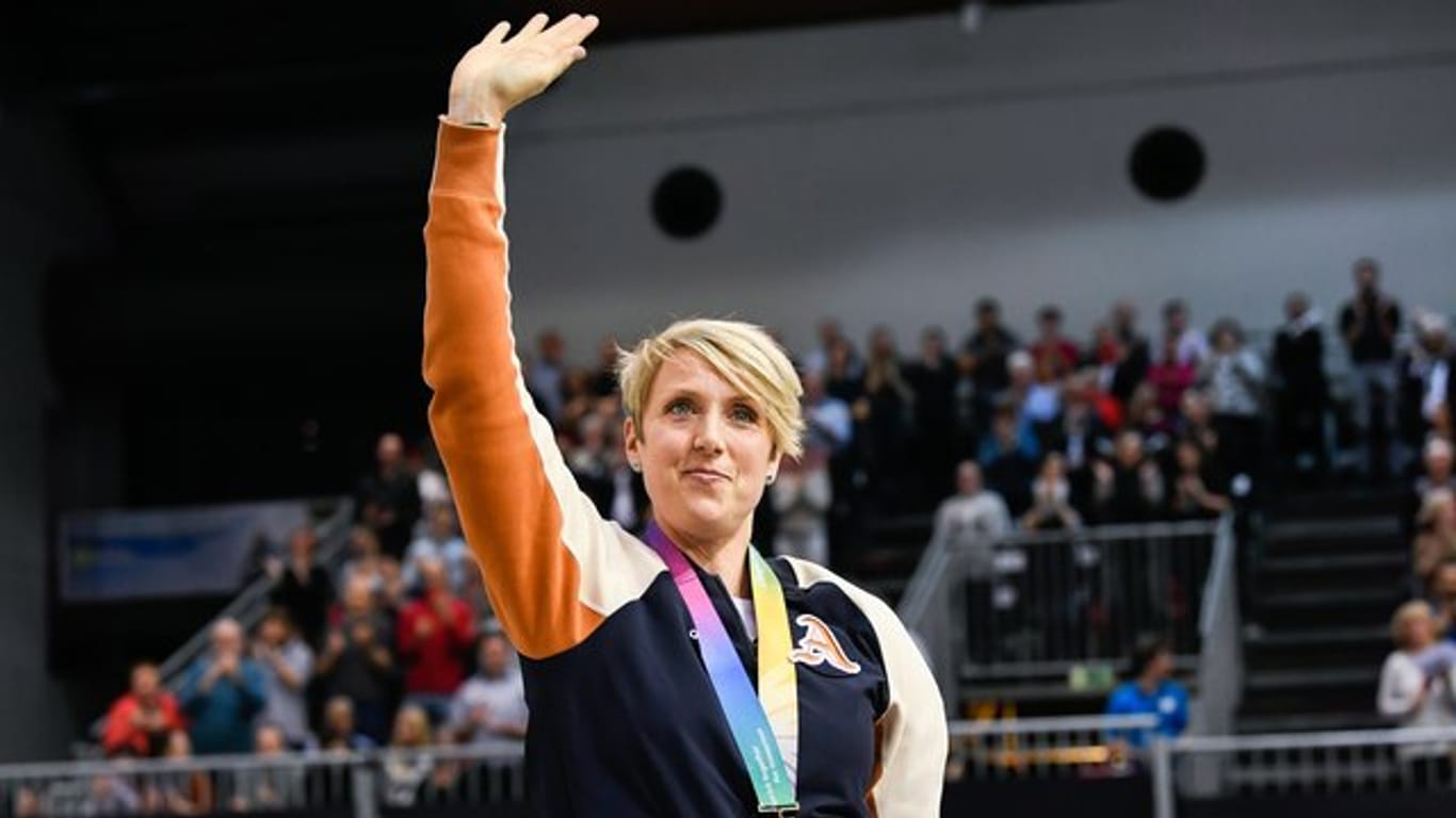 Ex-Speerwerferin Christina Obergföll erhält die Bronze-Medaille von der WM 2011, nachdem die Siegerin wegen Dopings gesperrt wurde.