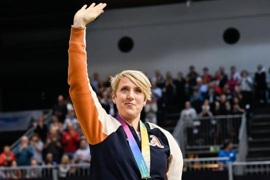 Ex-Speerwerferin Christina Obergföll erhält die Bronze-Medaille von der WM 2011, nachdem die Siegerin wegen Dopings gesperrt wurde.