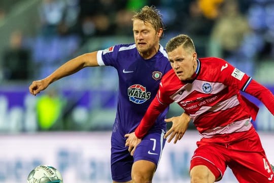 Aues Jan Hochscheidt (l) in Aktion gegen Bielefelds Joakim Nilsson.