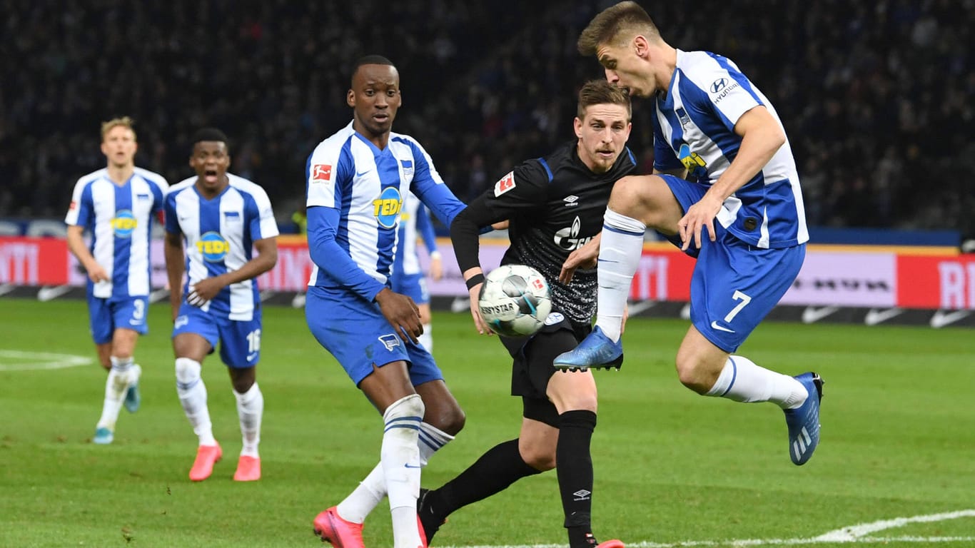 Bundesliga-Debüt: Herthas neuer Stürmer Krzysztof Piatek (vo.) spielte gegen Schalke seine ersten Bundesliga-Minuten. Er wurde in der 63. Minute eingewechselt.
