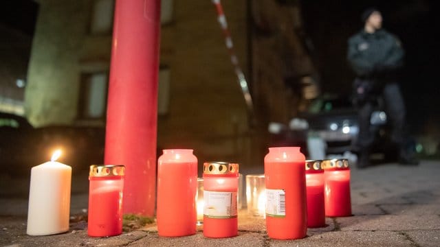 Nach Schüssen in Rot am See im Nordosten Baden-Württembergs haben Menschen Kerzen am Tatort aufgestellt. Nach Schüssen in Rot am See im Nordosten Baden-Württembergs haben Menschen Kerzen am Tatort aufgestellt.