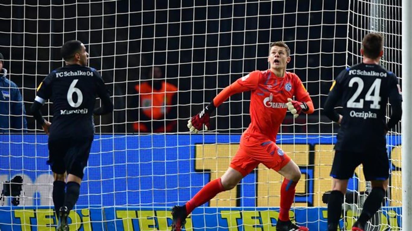 Ereignisloser Auftritt gegen Hertha: Torhüter Alexander Nübel (M) von Schalke in Aktion.