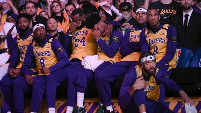 LeBron James (M,l) und Quinn Cook (M,r) von den Los Angeles Lakers schlagen bei einem Video-Beitrag über Kobe Bryant die Hände vors Gesicht. LeBron James (M,l) und Quinn Cook (M,r) von den Los Angeles Lakers schlagen bei einem Video-Beitrag über Kobe Bryant die Hände vors Gesicht.