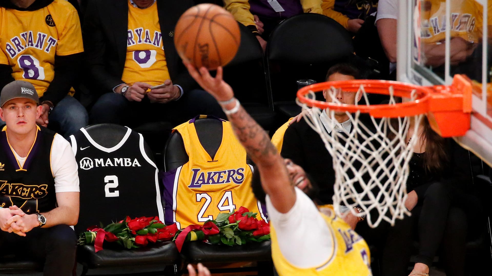 Staples Center, Los Angeles: die Trikots des verstorbenen Kobe Bryant, Nummer 24, und seiner Tochter Gianna, Nummer zwei, sind auf den Sitzen drapiert, auf denen die beiden zuletzt im Staples Center saßen.