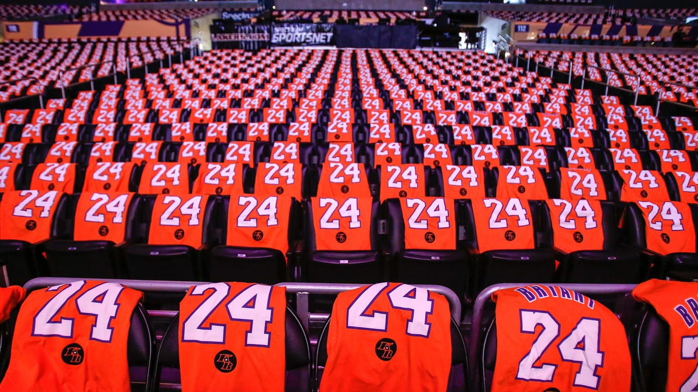 Gedenken an Kobe Bryant: Auf jeden Platz in der Halle in Los Angeles wurde ein Trikot von ihm gelegt.