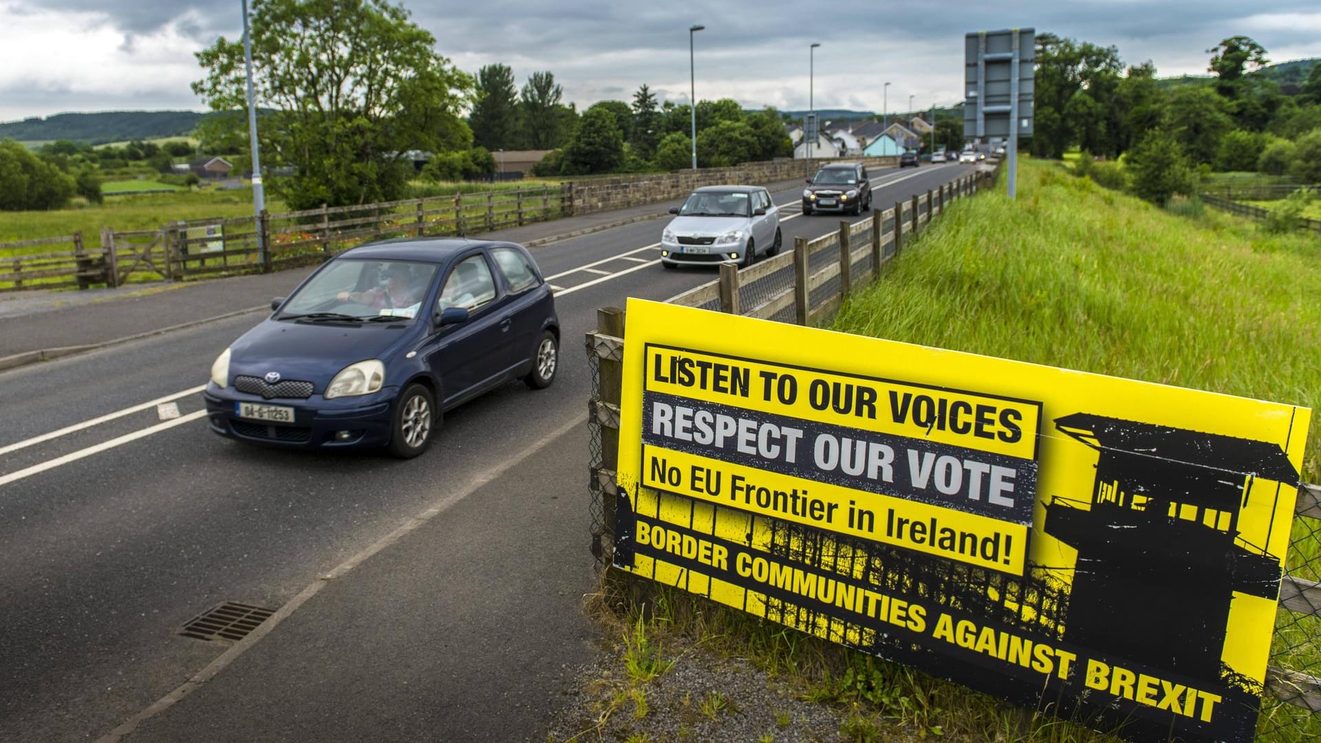 Ein Protestplakat an der nordirischen Grenze: In Nordirland sind die Zweifel am Brexit groß. Kommt es zur Wiedervereinigung mit Irland?