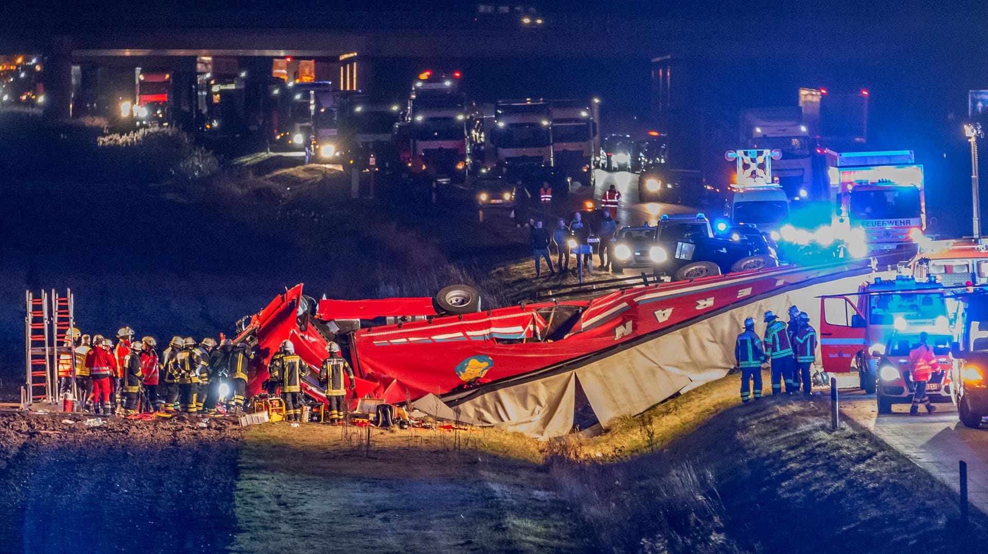Rettungskräfte an der Unfallstelle auf der A5: Die Autobahn war nach dem Unfall stundenlang gesperrt. Rettungskräfte an der Unfallstelle auf der A5: Die Autobahn war nach dem Unfall stundenlang gesperrt.
