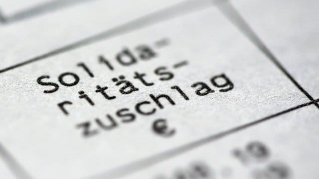 Der Solidaritätszuschlag soll nach den bisherigen Plänen der schwarz-roten Koalition eigentlich Anfang 2021 für rund 90 Prozent der Zahler abgeschafft werden.