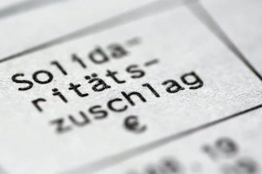 Der Solidaritätszuschlag soll nach den bisherigen Plänen der schwarz-roten Koalition eigentlich Anfang 2021 für rund 90 Prozent der Zahler abgeschafft werden.