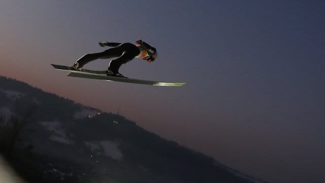 Hat die Führung im Weltcup verloren: Karl Geiger wurde in Sapporo nur Elfter. Hat die Führung im Weltcup verloren: Karl Geiger wurde in Sapporo nur Elfter.