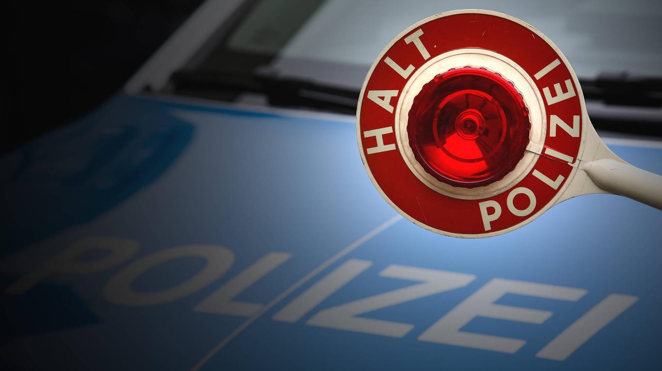 Polizeikelle und Einsatzfahrzeug: Der in Bayern mit Alkohol am Steuer erwischte Fahrer muss nun auf seinen Führerschein verzichten.