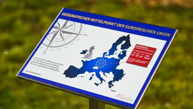 Ein Feld in Gadheim in Unterfranken ist der geografische Mittelpunkt der neuen Europäischen Union. Ein Feld in Gadheim in Unterfranken ist der geografische Mittelpunkt der neuen Europäischen Union.