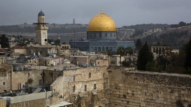 Israelis und Palästinensern heilig: der Tempelberg in Jerusalem mit der Klagemauer und dem Felsendom. Israelis und Palästinensern heilig: der Tempelberg in Jerusalem mit der Klagemauer und dem Felsendom.