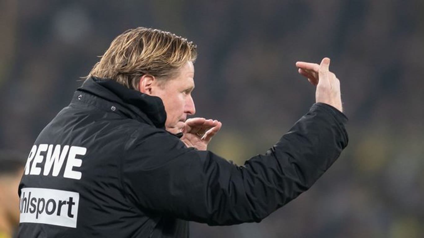 Agiert mit hartem Kinn und Mut: Kölns Trainer Markus Gisdol gestikuliert.