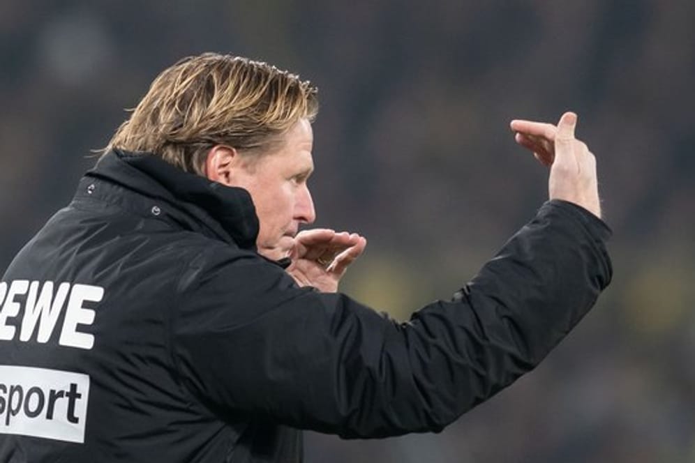 Agiert mit hartem Kinn und Mut: Kölns Trainer Markus Gisdol gestikuliert.