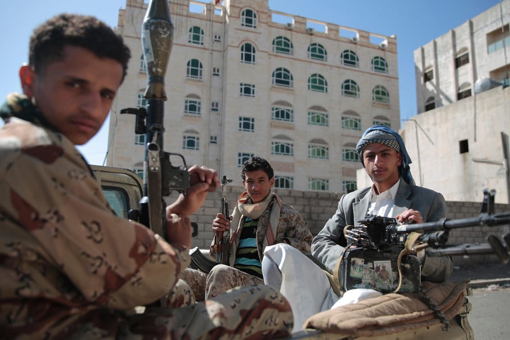 Bewaffnete jemenitische Huthi-Rebellen in der Stadt Hudaida: Die Rebellen werden vom Iran unterstützt – Waffenlieferungen dementierte Teheran bisher aber (Archivbild).