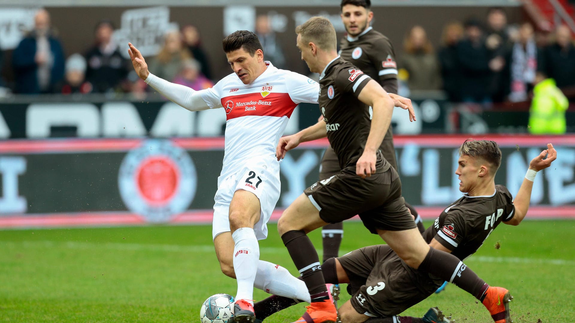 Traf in Hamburg: Stuttgarts Mario Gomez.