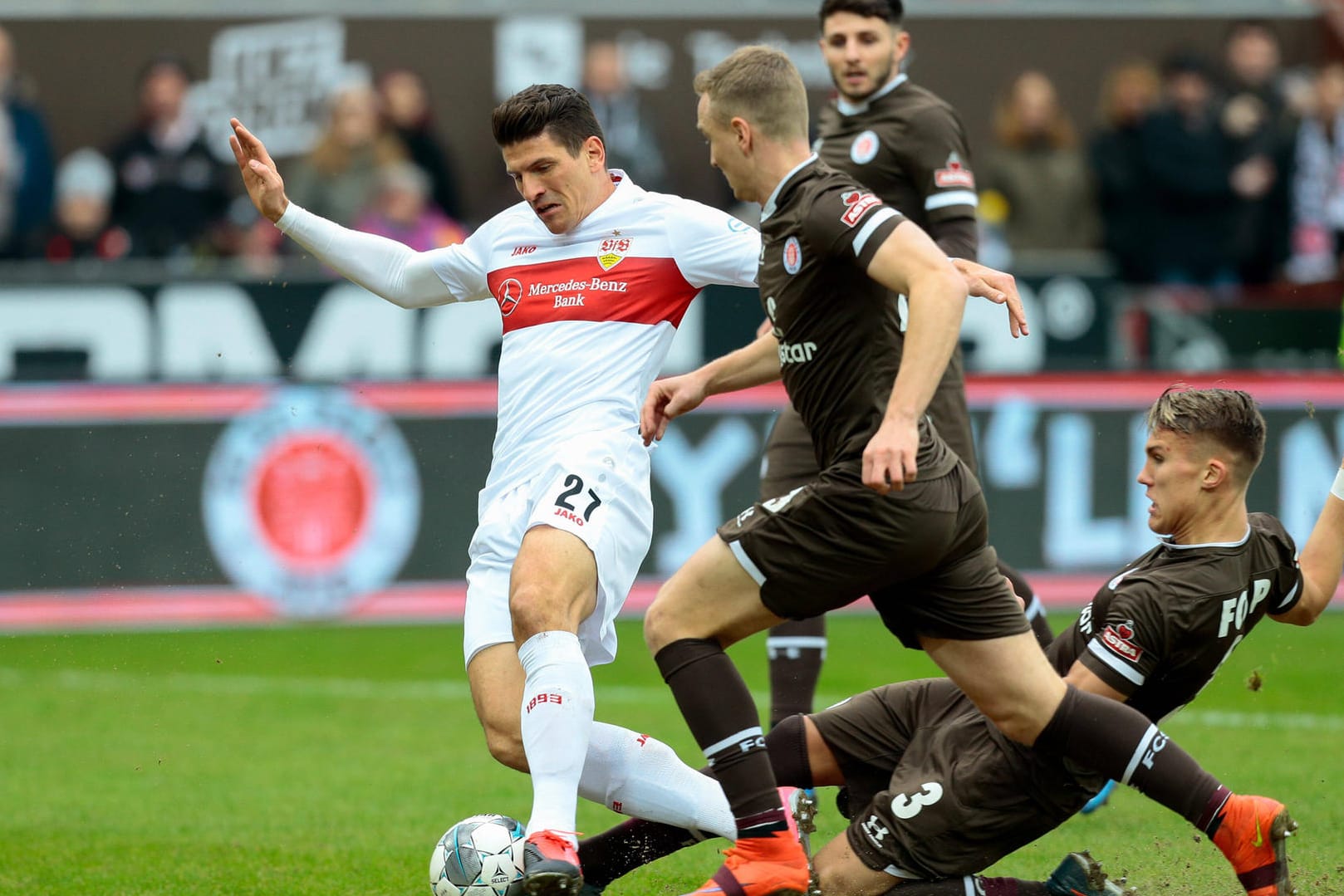 Traf in Hamburg: Stuttgarts Mario Gomez.