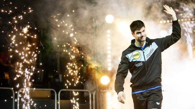 Dimitrij Ovtcharov kommt zum Spiel gegen die Nummer eins Fan Zhendong in die Halle. Dimitrij Ovtcharov kommt zum Spiel gegen die Nummer eins Fan Zhendong in die Halle.