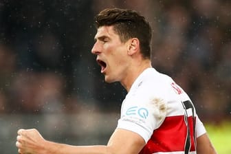 Stuttgarts Mario Gomez feiert sein Tor zum 1:1 beim FC St.