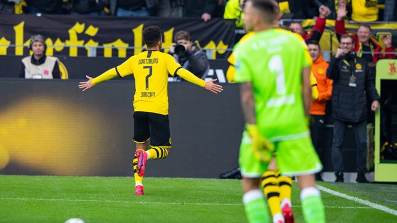Dortmunds Jadon Sancho (l) bejubelt sein Tor zum 1:0 gegen den 1.
