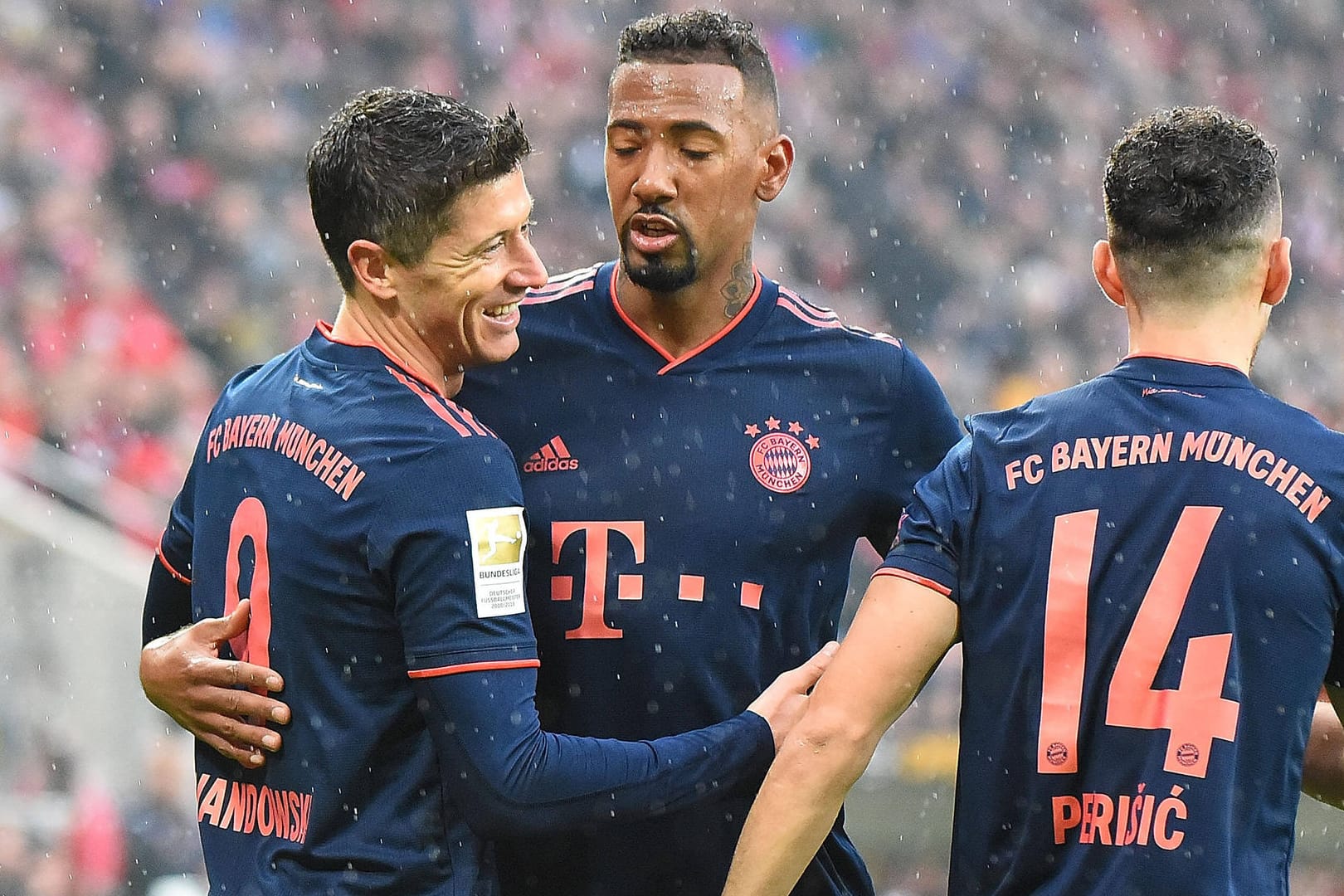 Robert Lewandowski (l.): Zusammen mit seinen Teamkollegen feiert er das Tor zum 1:0.