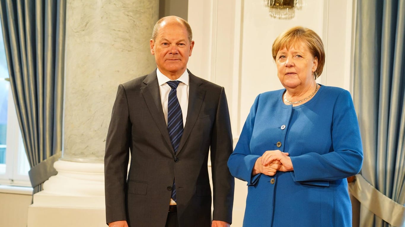 Olaf Scholz (SPD) und Angela Merkel (CDU): Die Parteien der großen Koalition verbesserten sich etwas im Ansehen der Bevölkerung.