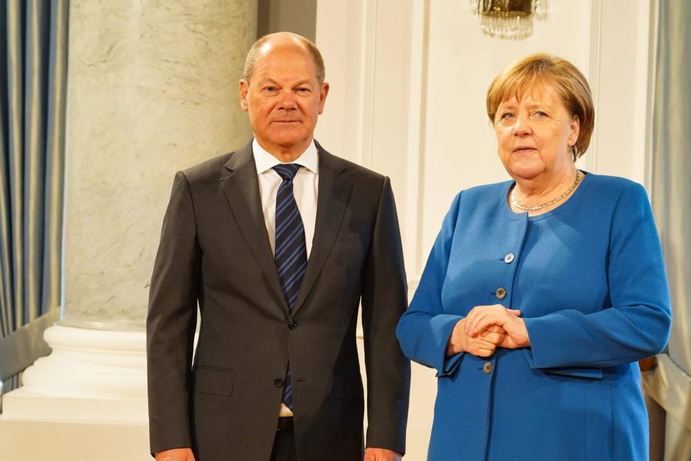 Olaf Scholz (SPD) und Angela Merkel (CDU): Die Parteien der großen Koalition verbesserten sich etwas im Ansehen der Bevölkerung.