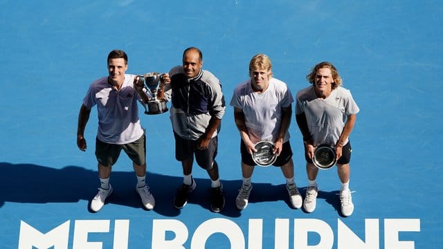 Die Sieger Joe Salisbury (l-r) und Rajeev Ram posieren mit Pokal neben Luke Saville und Max Purcell.