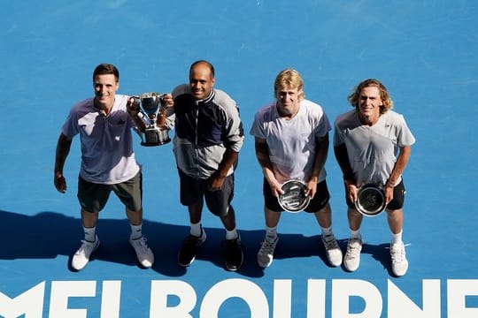 Die Sieger Joe Salisbury (l-r) und Rajeev Ram posieren mit Pokal neben Luke Saville und Max Purcell.