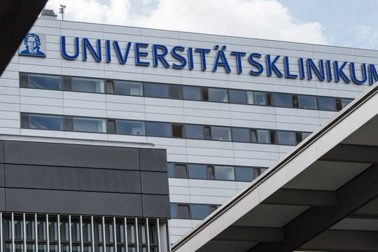 Schnelltests hatten bei zwei Rückkehrern die Infektion gezeigt - daraufhin kamen die beiden in die Frankfurter Uniklinik.