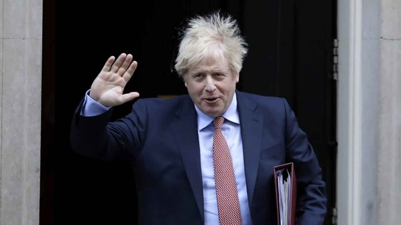 Premierminister Boris Johnson verlässt den Regierungssitz in der Downing Street in London.