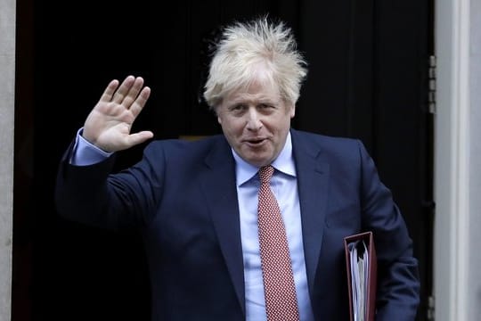 Premierminister Boris Johnson verlässt den Regierungssitz in der Downing Street in London.