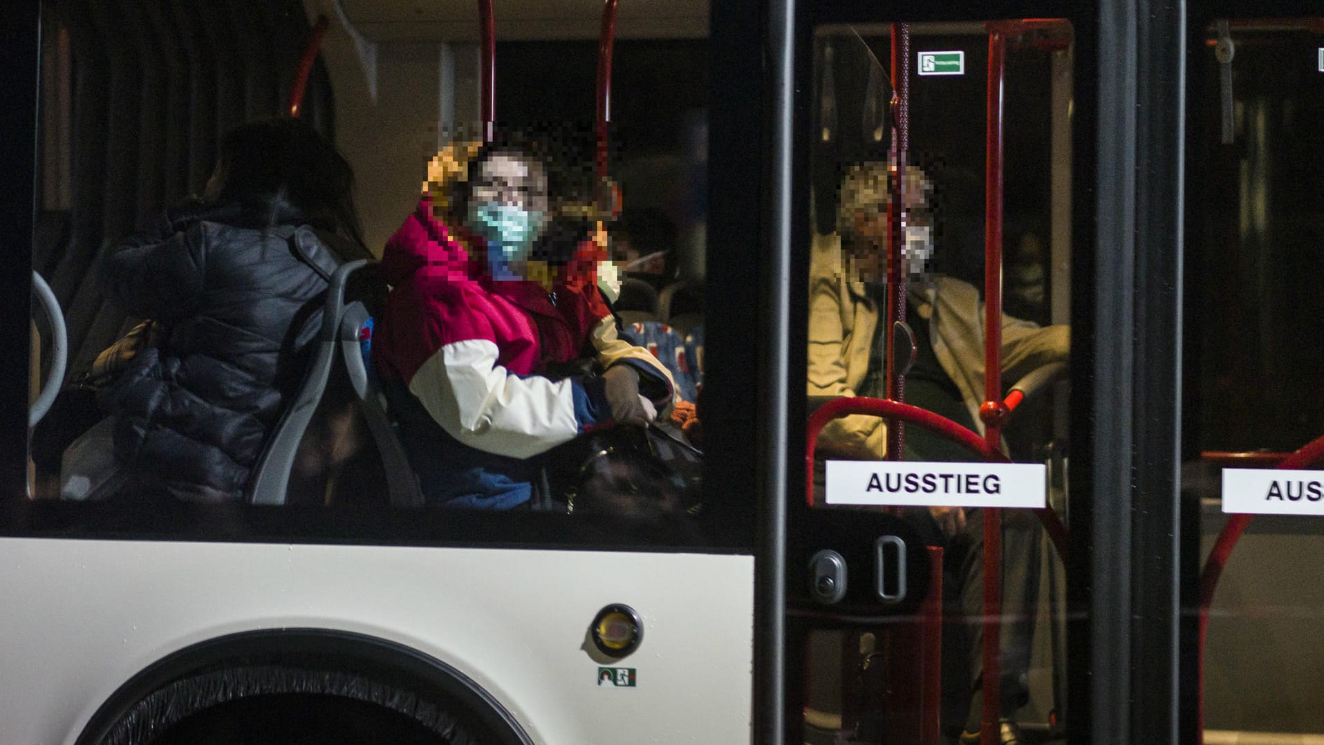 Ankunft in der Nacht: Evakuierte aus China müssen rund zwei Wochen in einer Kaserne in Rheinland-Pfalz aus Quarantänegründen verbringen.