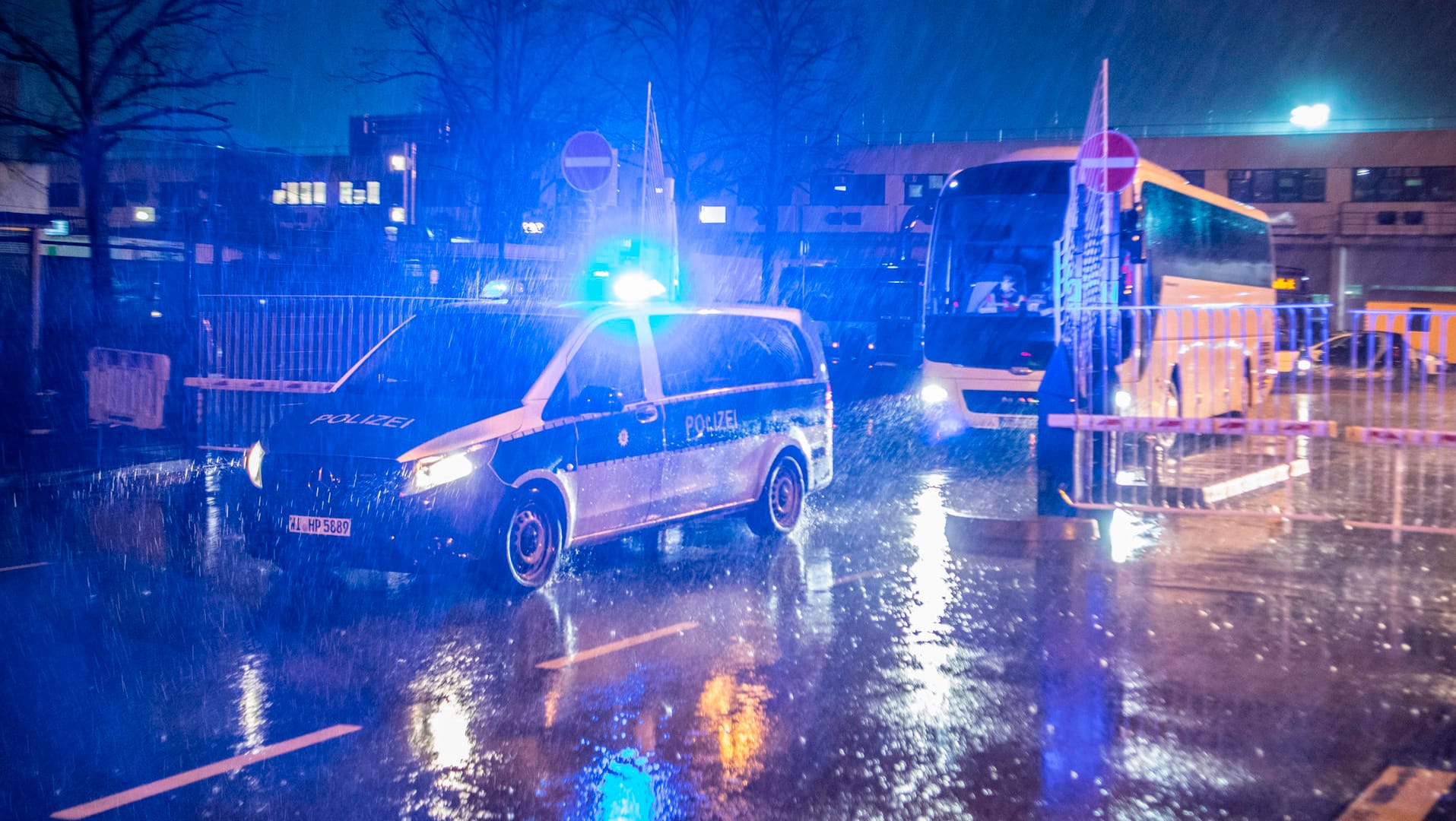 Flughafen Frankfurt/Main: Mit Bussen wurden Deutsche und andere Staatsbürger, die aus dem vom Coronavirus betroffenen chinesischen Wuhan evakuiert wurden, in die Quarantäne nach Germersheim gefahren.