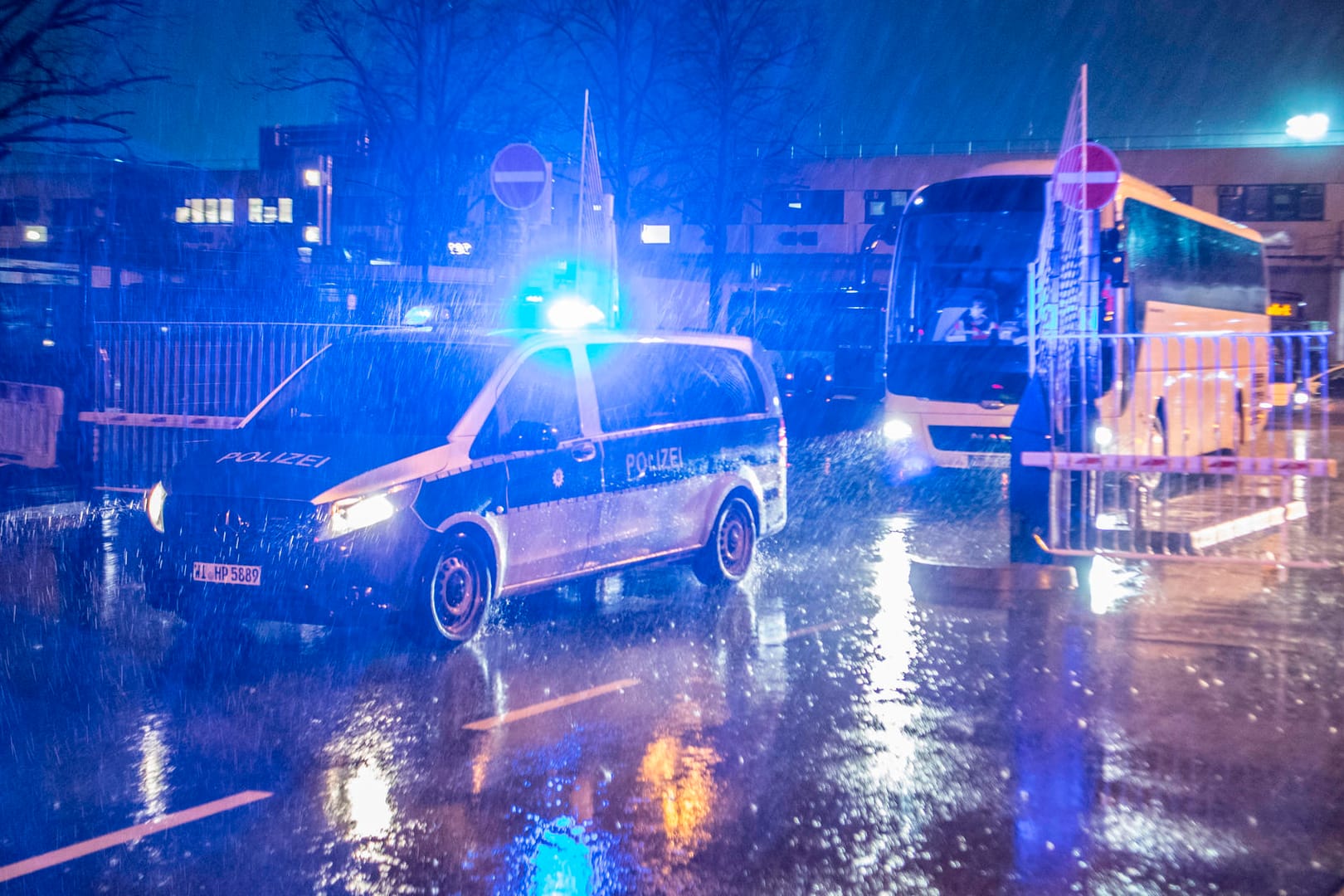 Flughafen Frankfurt/Main: Mit Bussen wurden Deutsche und andere Staatsbürger, die aus dem vom Coronavirus betroffenen chinesischen Wuhan evakuiert wurden, in die Quarantäne nach Germersheim gefahren.