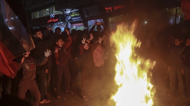 Palästinensische Kinder versammeln sich um brennende Reifen bei einem Protest im Flüchtlingslager Jabalia im nördlichen Gazastreifen gegen den Nahost-Plan von US-Präsident Trump. Palästinensische Kinder versammeln sich um brennende Reifen bei einem Protest im Flüchtlingslager Jabalia im nördlichen Gazastreifen gegen den Nahost-Plan von US-Präsident Trump.