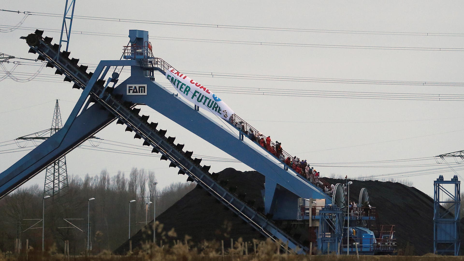 Klimaaktivisten blockieren die Infrastruktur des Kraftwerks: Die Veranstalter sprechen von 150 Teilnehmern.